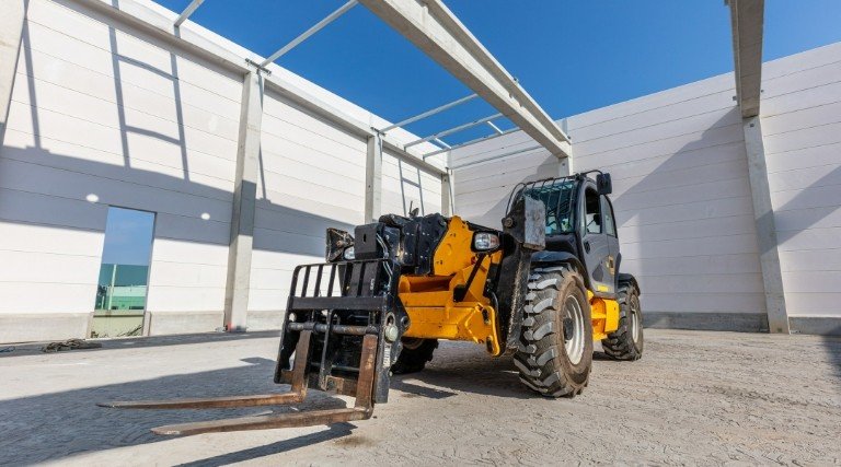 Usługi ładowarką teleskopową